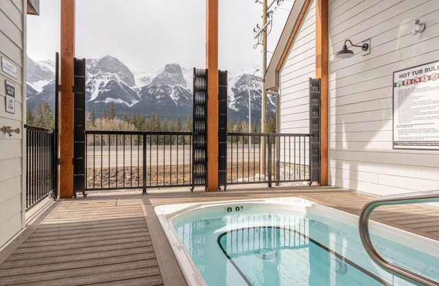 Sky Ridge Heights| Outdoor Hot Tub | Parking
