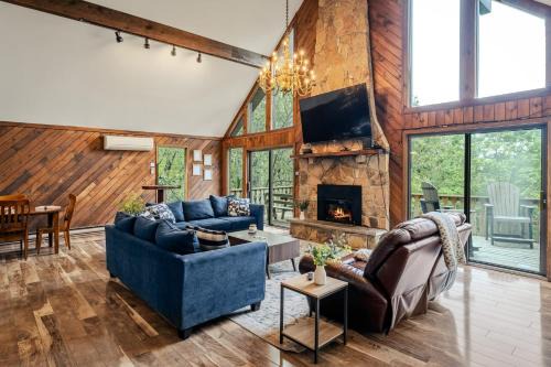 Sky View Chalet by AvantStay Stunning Interior Spacious Deck Hot Tub View