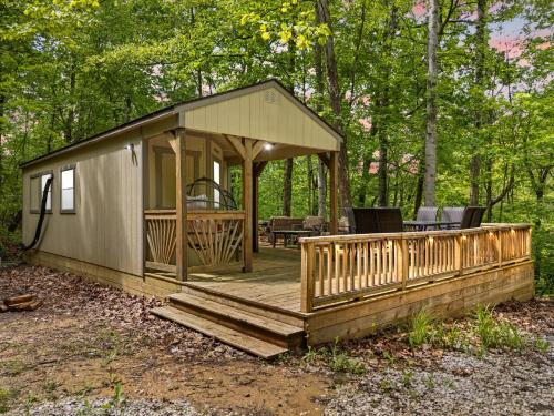 SKYBRIDGE HILLTOP CABIN, COZY wd HOTTUB