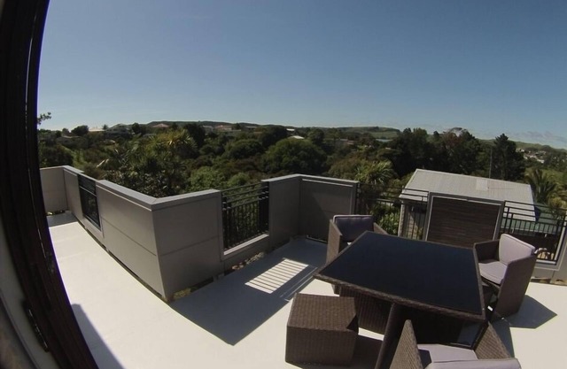 Skyline Apartments Raglan (Upper Apartment)