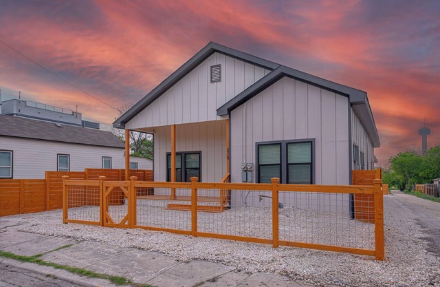 Skyline Retreat 3BR-3BA w/Stunning Views Near DT
