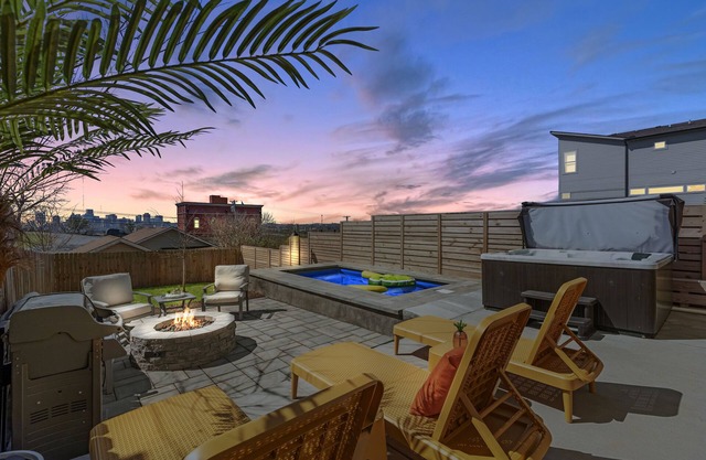 Skyline Stunner★Heated Pool★Hot Tub★Fire Pit★Close to Broadway & Downtown!★Views