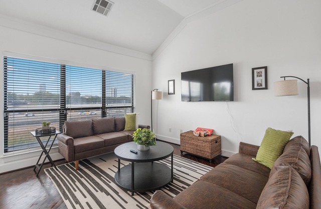 Skyline Views/Fully gated 2 bd/Garage Parking/5 Min to TMC and Downtown