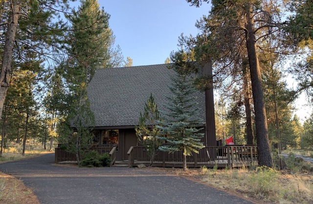 Skyliner Chalet ~ Heart of Sunriver ~ Hot Tub ~ AC ~SHARC Passes