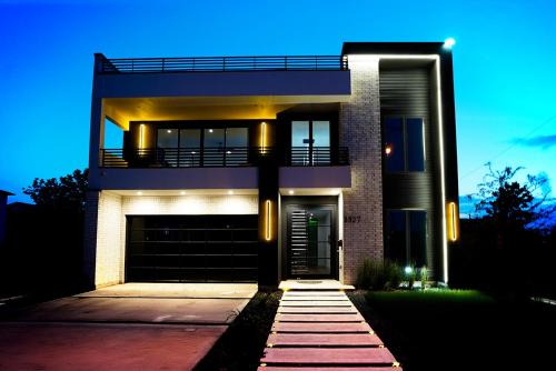 SkyLuxe Five Modern 5BR Home with Dallas Skyline Rooftop Views