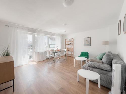 Skyrise Apartments - Zentral mit Küche, Balkon und Parkplatz
