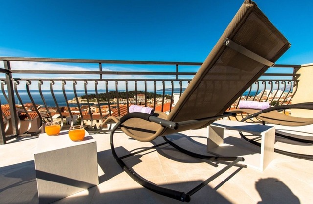 SkyTub suite in center