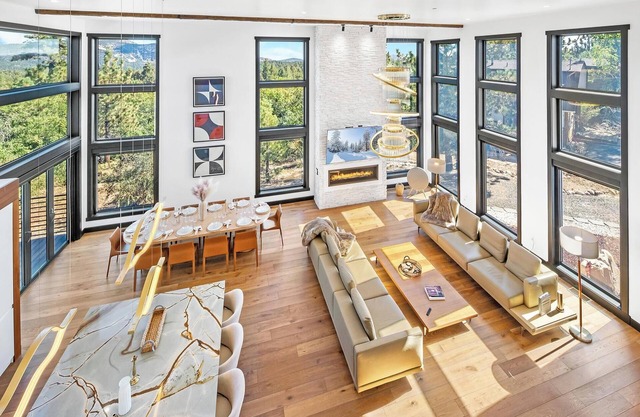Skyview Manor By Destination Big Bear:Luxurious! Oversized Swim Spa/Hot Tub! Newly Built! Chef’s Kitchen! Smart Home/High Tech! Outdoor Fire Pit! Massive Deck! Forest Walks! Game & Entertainment Room w/Pool Table, Poker Table & Bar!