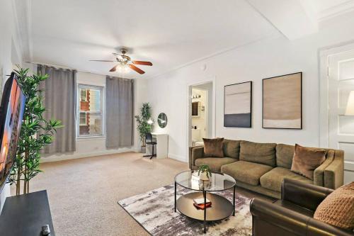 Sleek 1-Bedroom Apt in Chicago - East Park Tower 0610 rep