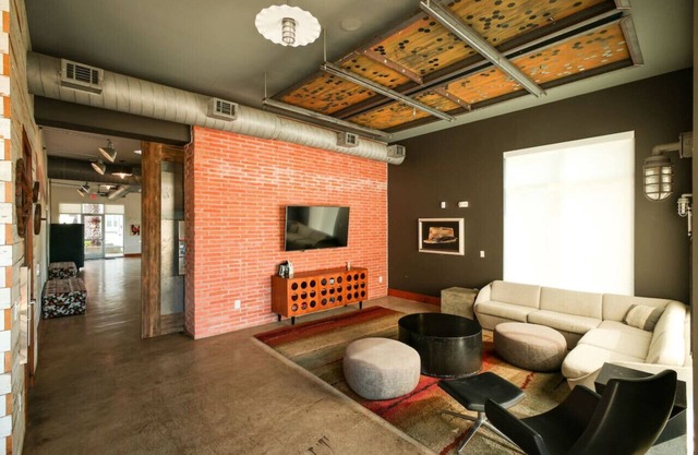 Sleek 1BR w/Gym, Parking, Near King Wms&Towers