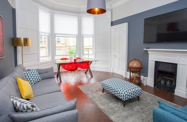 Sleek 2 Bed, 2 Bath in the Heart of Dennistoun