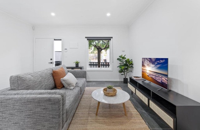Sleek 2-Bed Terrace near Local Parks