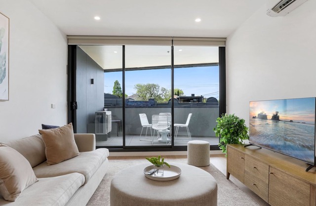 Sleek 2 Bedroom Apartment with Stunning Alfresco
