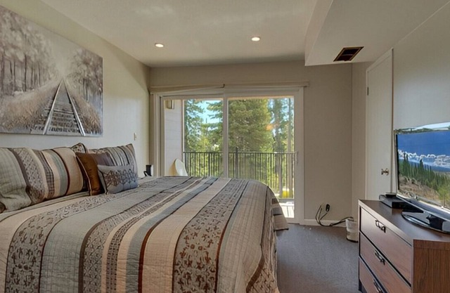 Sleek 4BR House for Groups w/ Beautiful Lake View!
