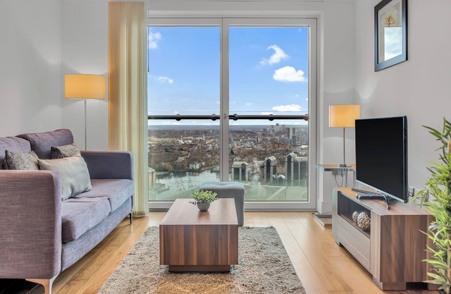 Sleek & Airy One Bedroom Apartment in heart of Canary Wharf by MySquare
