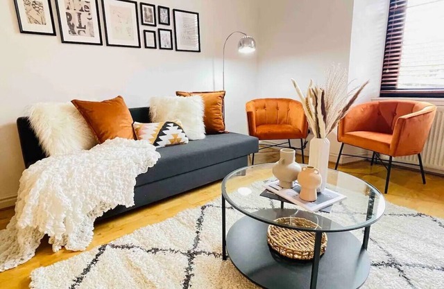 Sleek and Modern 2-Bedroom Sunny Views, close to Subway