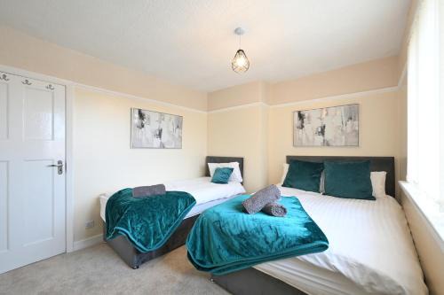 Sleek and Stylish 3 Bed in Bolton - Garden - Parking