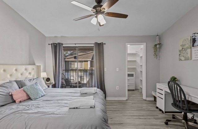 Sleek condo UF crossing