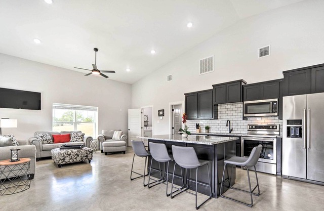 Sleek Family-Friendly Buchanan Dam Retreat!