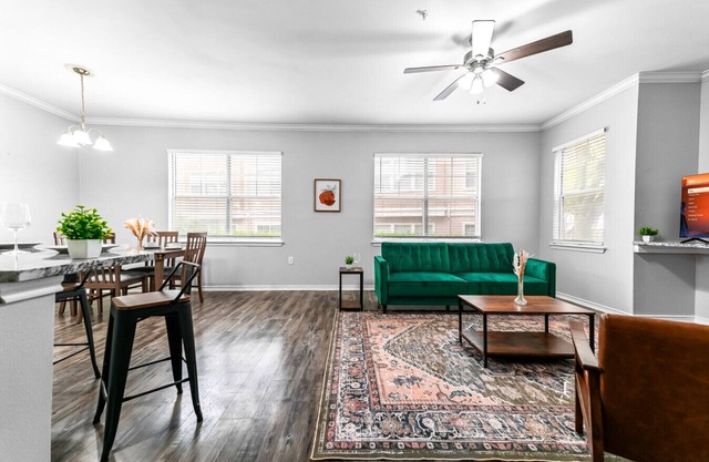 Sleek Modern 2 Bedroom 1 Bath with Pool Comfort