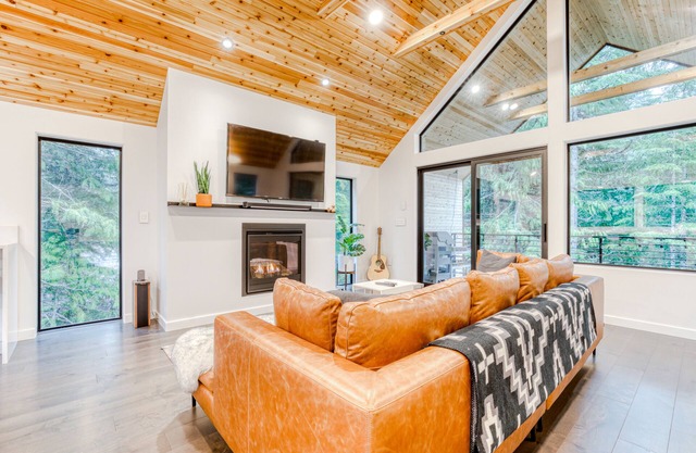 Sleek, Modern Home in Town with Forest Views, Fire Table, WiFi - Walk to Skiing
