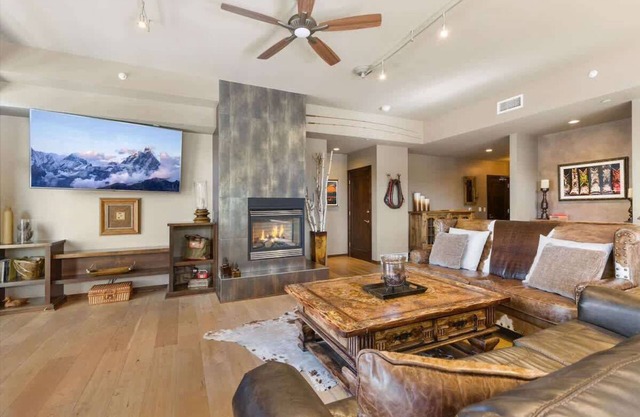 Sleek Mountain Retreat | Downtown | Summer A/C