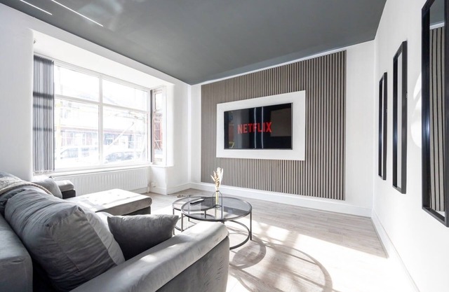 Sleek Retreat:Modern Home-Games Room&Cinema&nbsp;Lounge