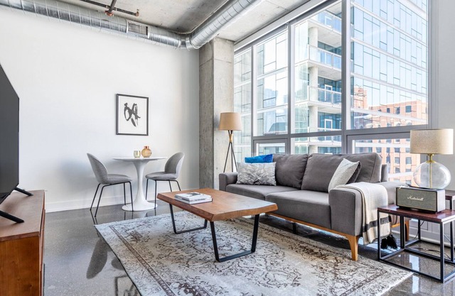 Sleek River North 1BR w/Gym, Pool, near L stop & Beach, by Blueground