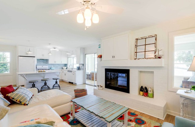 Sleek Waterfront Cottage in Newport w/ Kayaks!