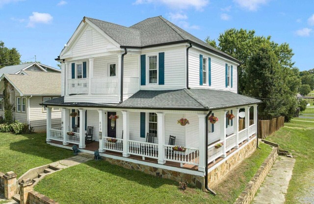 Sleep 10 in this historic home in state streets