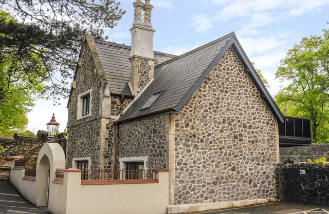 SLEEPERS SUITE, luxury holiday cottage, with hot tub in Great Malvern