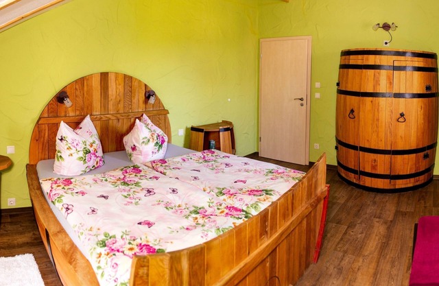 Sleeping in the wine barrel 2, 2 bedrooms, living room/kitchenette, shower/WC - Fruit dreams Sleeping