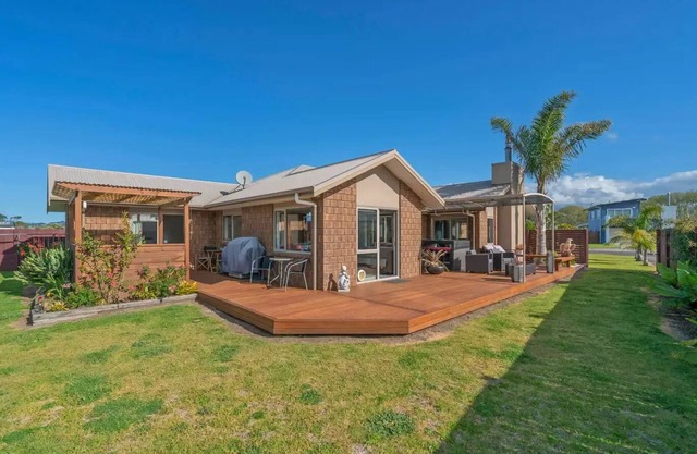 Sleeps 10 and a Minutes walk to the beach