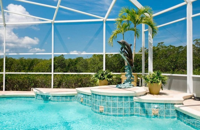 SLEEPS 10, HTD POOL, WATERFRONT, PRIVATE DOCK