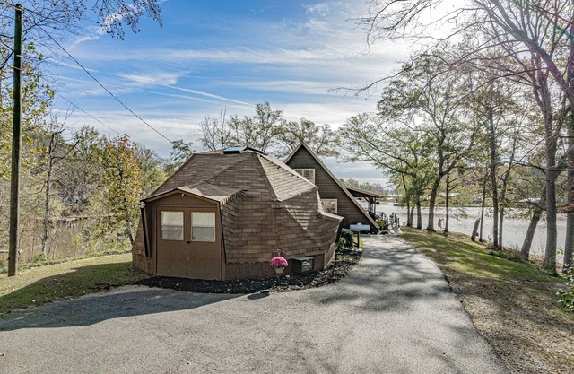 Sleeps 10, Igloo Guest House, 5 Kayaks, + MORE!