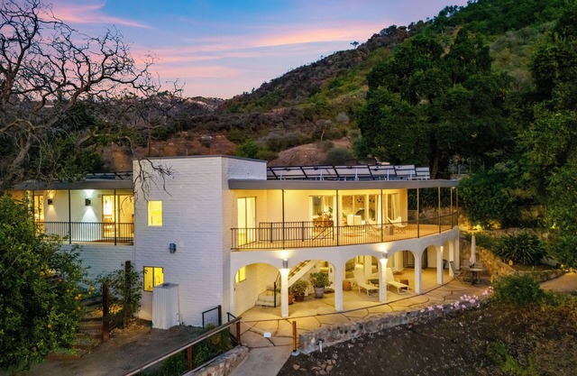 Sleeps 10, Luxe 2 Homes Malibu Hills Retreat | Cielo Estate by AvantStay