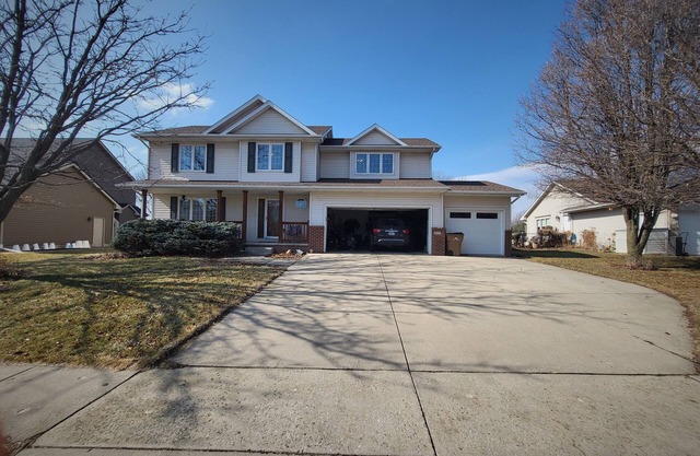Sleeps 10, spacious home w/1 acre yard, 4 Bedrooms