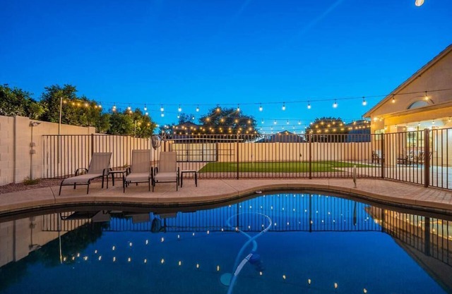 Sleeps 11 with pool and putting green!