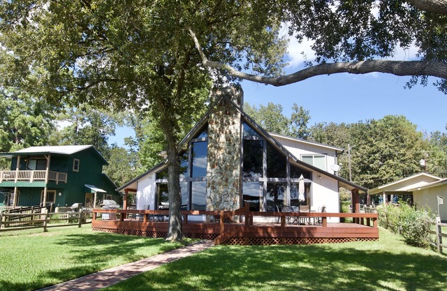 Sleeps 12, 4br, Lakefront, firepit, boat lift, fish station, & panoramic views