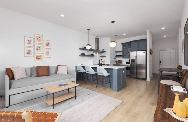 Sleeps 16, 2 Condos Side-by-Side - Only 3 miles Broadway