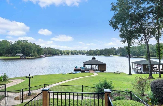 Sleeps 16, 4 Master's, Kayaks, Gaming Area + More!