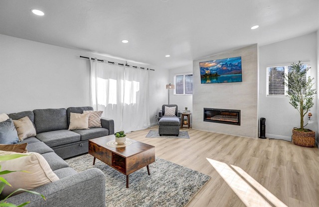 Sleeps 16 mins from Beaches, Outlets & Military base