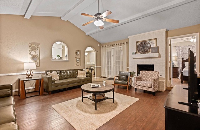 Sleeps 19 ♨Hot Tub♨Game Room!♨3 TVs ♨Fun Backyard♨Central♨