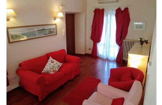 Sleeps 2, fast wifi, aircon, within 5 minutes walk: Juliet House /Arena/market