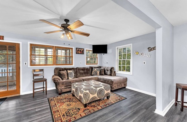Sleeps 20! Hot Tub - Walk to the Masters - Game Room - Gym