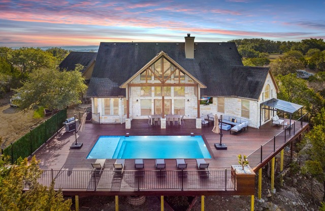 Sleeps 20 - Pool, Fire Pit, Game Room, Views!