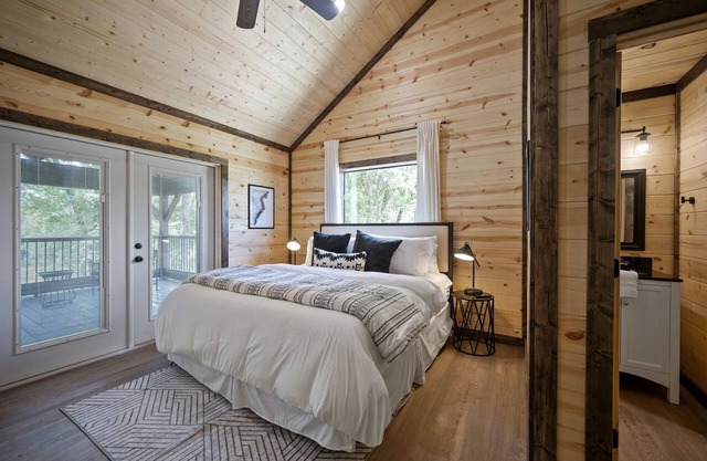 Sleeps 21 | Pool Table | Pets | 2 Hot Tubs | Games