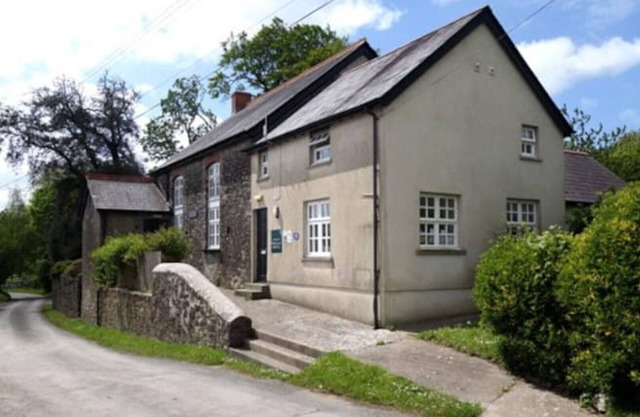 Sleeps 22 - 5 min to local pub, 15 mins from the beach