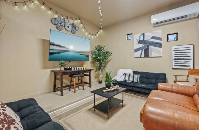 Sleeps 25, Heated Pool and Spa, Pickleball Court