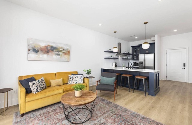 Sleeps 32, only 10 minutes to Broadway, 4 Condos Side-by-Side